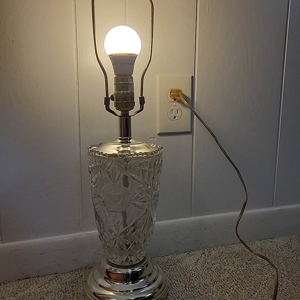 VTG Leviton Clear Cut Glass Lamp Gold Tone Base Rose Design Made In USA WORKS